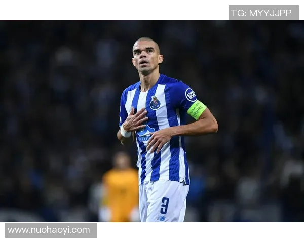 崛起中的足球年轻中场球星正逐渐成为球队未来的核心与希望