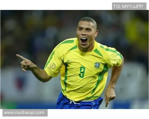 当足球巨星在赛场上突然发呆时观众的欢笑与紧张情绪瞬间交织