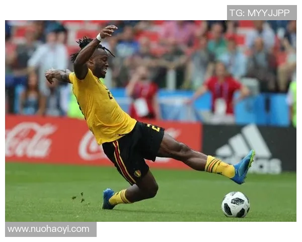 足球巨星正面射门瞬间定格英姿展现力量与自信