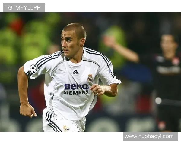 足球巨星射门后潇洒走路瞬间展现自信风采与独特魅力